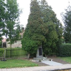 Pomník padlým ve středu Újezdu u Sezemic