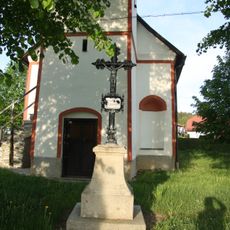 Kříž vpřed kostelem v Poříně