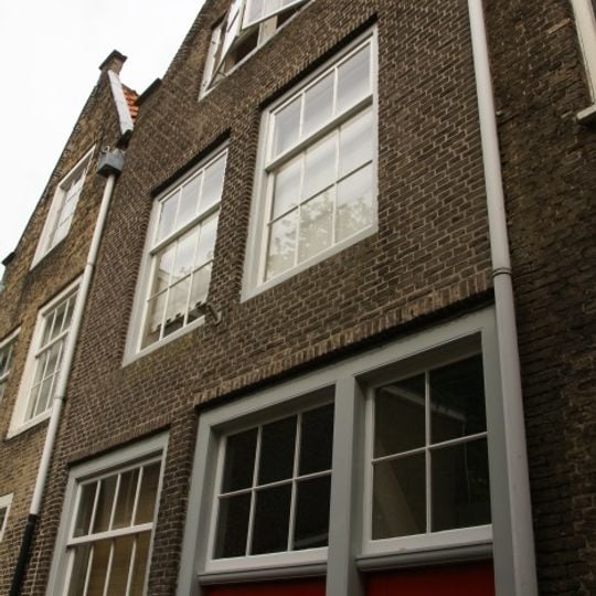 Pand met puntgevel met schuiframen