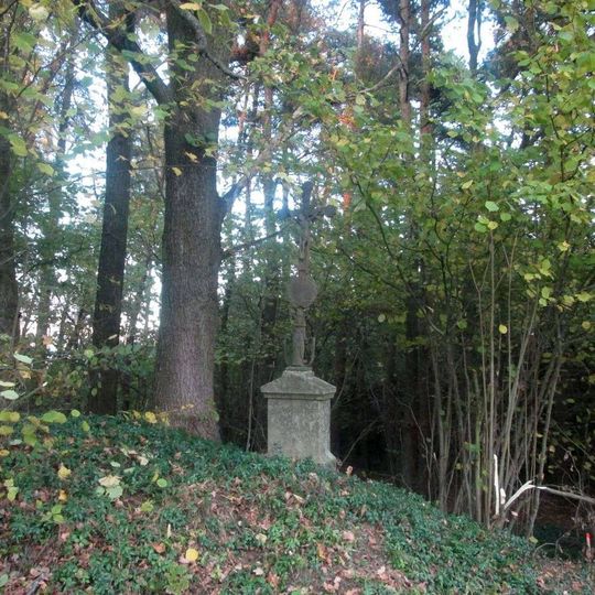 Kříž jižně od Chloumku u lesa