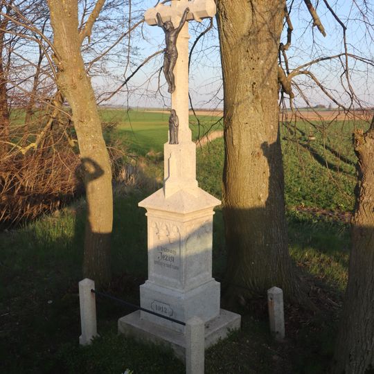 Kříž u silnice na hranici Domamili a Martínkova