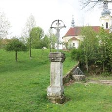 Kříž u silnice pod kostelem ve Falknově