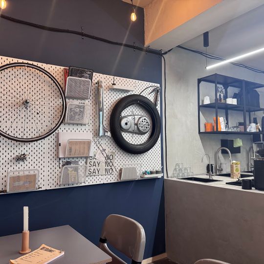 Elle + Speiche Café
