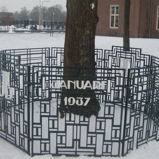 Rijks Hoogere Burgerschool, hek om Oranjelinde