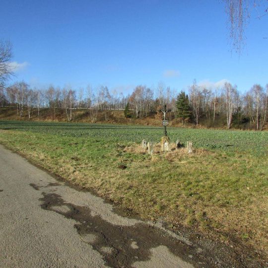 Kříž u zemědělských staveb ve Velkém Rybníku poblíž hlavní silnice na Humpolec