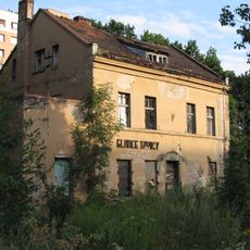 D. dworzec kolejowy w Trynku