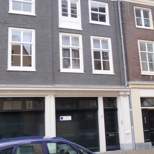 Pand met gevel en koetspoorten, gebouwd als koetshuis van het achterliggende pand aan de Lange Vijverberg