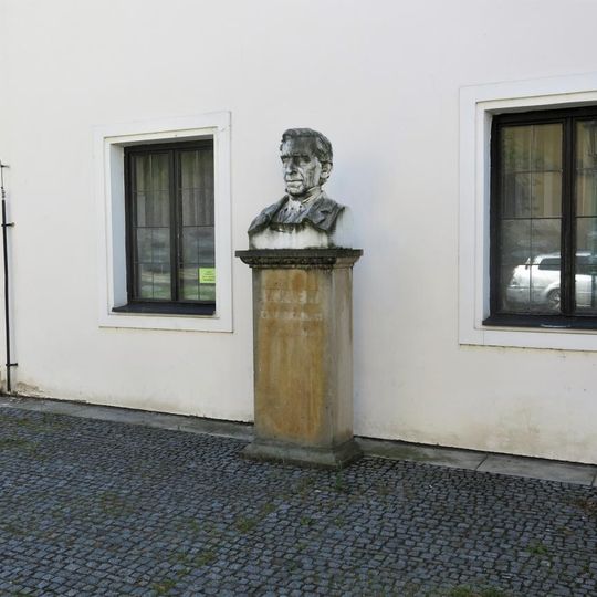 Pomník skladatele Václava Jindřicha Veita na nádvoří divadla v Litoměřicích