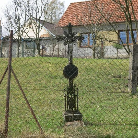 Kříž v zahradě domu 49 v Pořešíně