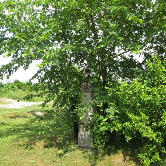 Kříž východně od Kvášňovic u rozcestí