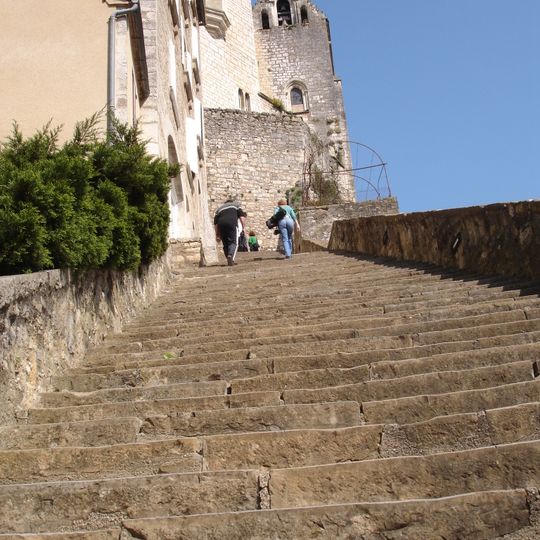 Parvis y escaleras de la ciudad religiosa de Rocamadour