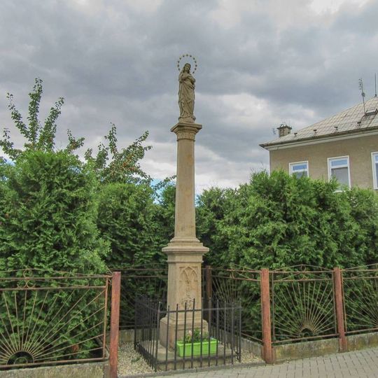 Sloup Panny Marie ve Střelicích naproti kapli