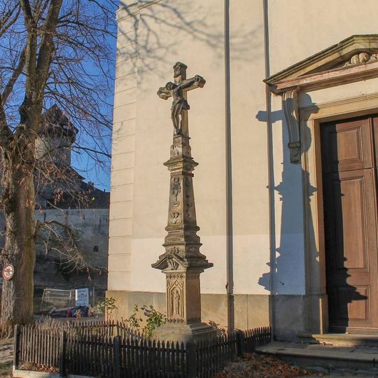 Kříž v Sovinci před kostelem