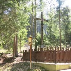 Kříž mrtvých v lese jihovýchodně od zámku Lemberk