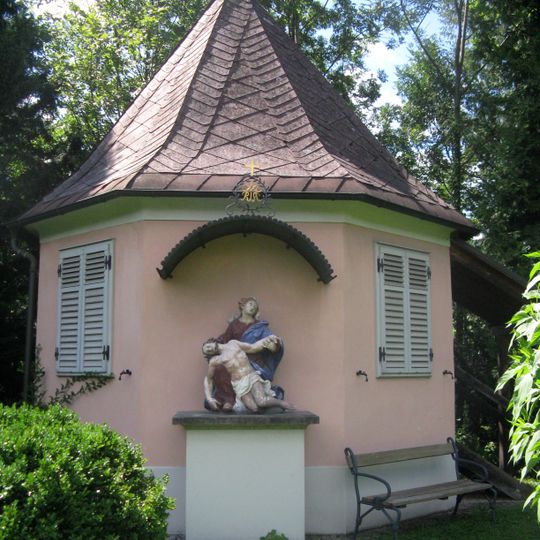 Gartenhaus und Figurenbildstock Pietà