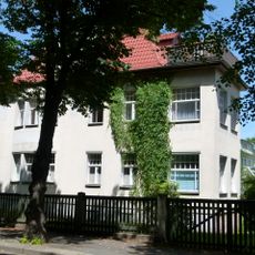 Villa, mit seitlich vorgewölbter geschlossener Veranda Am Schillerplatz 1
