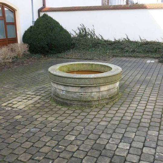 Malá kašna v Radniční ulici v Ostrově nad Ohří