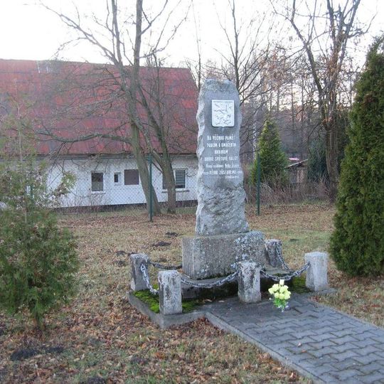 Pomník padlýmm v druhé světové válce u silnice ve Velké Šťáhli