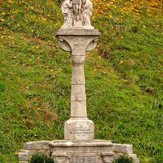 Grabmal und Gedenkkreuz