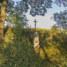 Kříž v Cotkytli na okraji obce