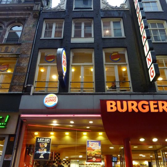 Pand met halsgevel met vleugelstukken van bijzondere vorm