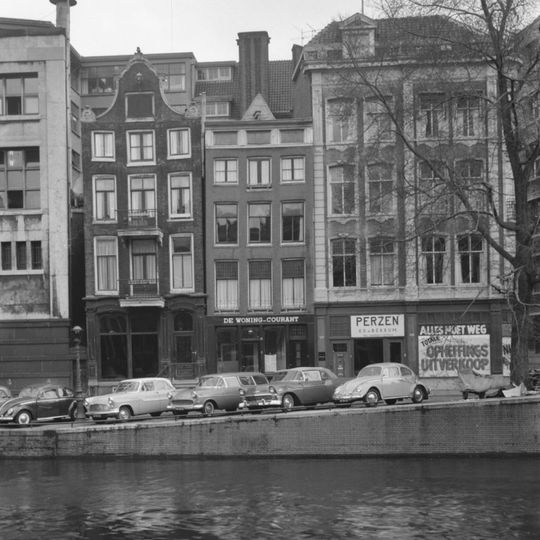 Pand met gevel onder rechte lijst met 'triglyfen' en dakvoorschot