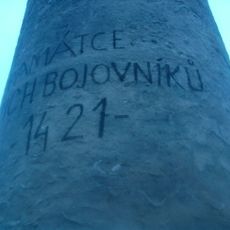 Mohyla Kalvárie s památníkem zavražděných kališníků a sloupem s křížem