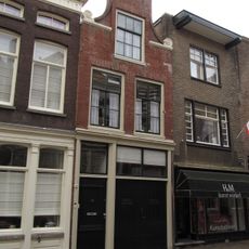 Pand met halsgevel met zijvoluten op dekplaten, gedateerd in de top 1759