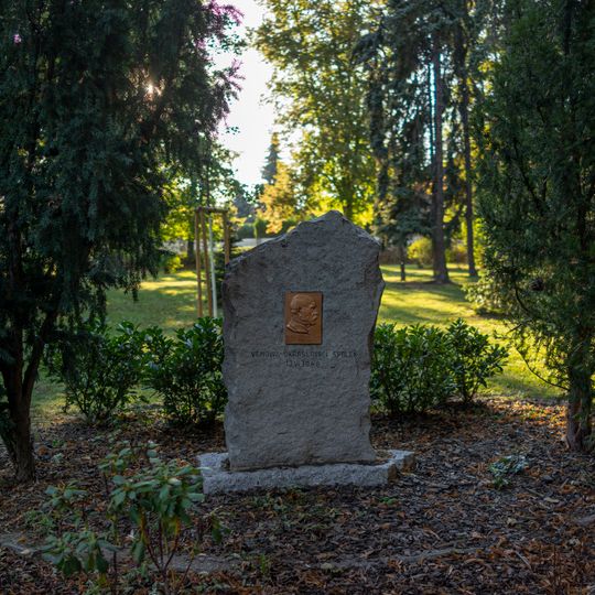 Památný kámen v Jiráskově sadu v Kyjích