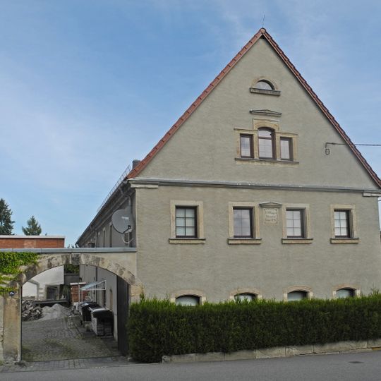 Wohnstallhaus und Toranlage eines Bauernhofes Eutschützer Straße 15a
