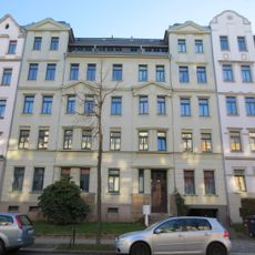 Mietshaus in geschlossener Bebauung mit Vorgarten Zeißstraße 22