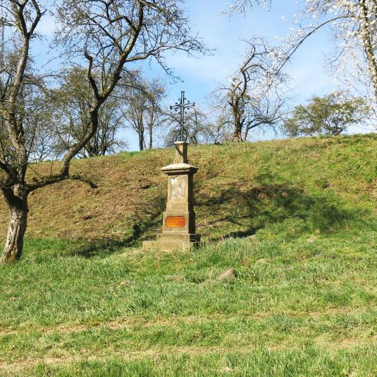 Kříž svatého Huberta ve stráni na západním okraji Raného