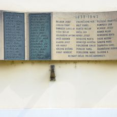 Pomník-deska padlým na zdi kostela ve Veverské Bítýšce