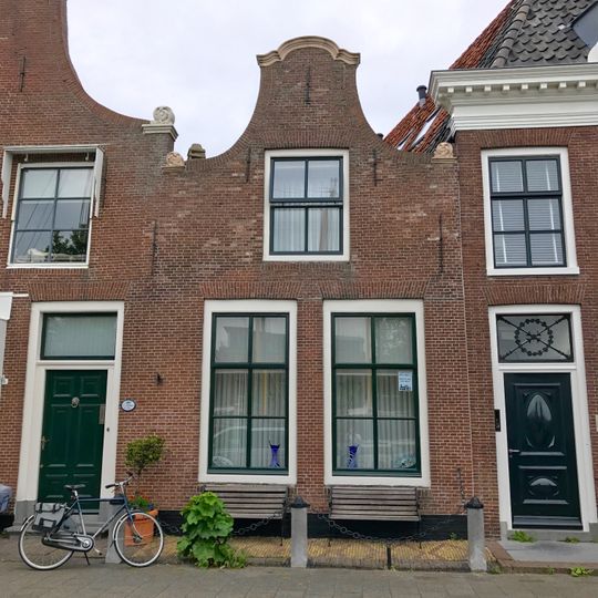 Pand halsgevel met aanzetkrullen en gezwenkte bekroningen