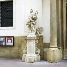 Socha svatého Judy Tadeáše vlevo vedle portálu kostela svatých Janů v Minoritské ulici v Brně