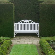 De Wiersse: tuinbank in rozentuin