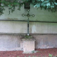 Kříž u zdi kostela Nejsvětější Trojice v Jílovém