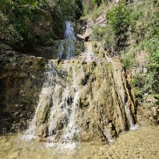 Suite de petites cascades sur 50 m en descendant de la grotte
