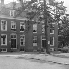 Pand met sobere lijstgevel