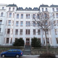 Mietshaus in geschlossener Bebauung mit Vorgarten Weststraße 45