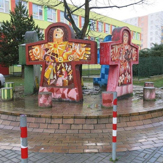 Betonové plastiky s mozaikami pohádek u školy v Edisonově ulici v Trnovanech