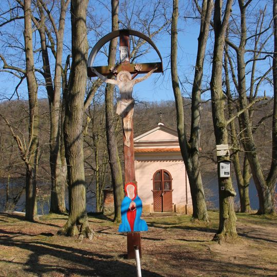Kříž u kaple Nanebevzetí Panny Marie Na Rovínku