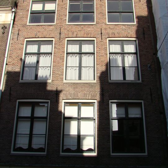 Pand met gevel onder rechte lijst