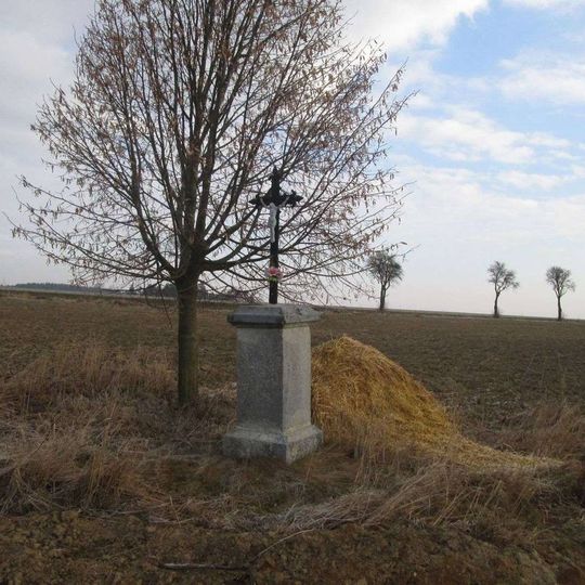 Kříž v poli u Honezovic