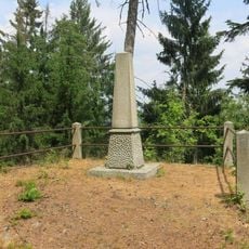 Obelisk Fridricha Nitsche na severním svahu Martínkovského vrchu