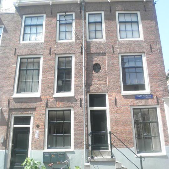 Hoekhuis met gevel onder rechte lijst