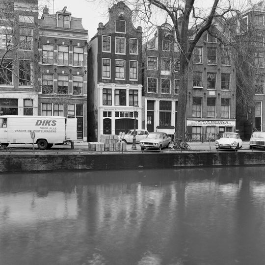 Huis met gevel onder rechte lijst