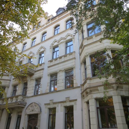 Mietshaus in geschlossener Bebauung konzipiert, mit Vorgarten Kanzlerstraße 5