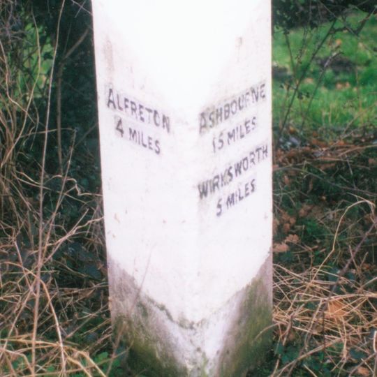 Milepost, bottom of hill, NE of Crich village