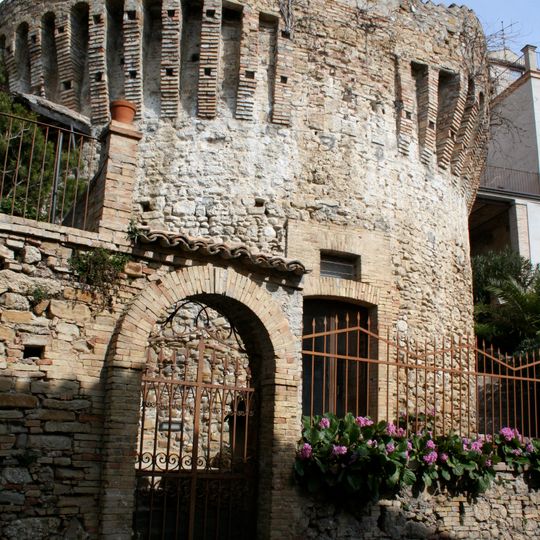 Torrione e mura medievali